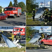 Po střetu auto rozmetalo plynový sloupek
