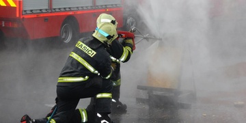 Cobra se prokouše betonem za pár vteřin a pak už sama bojuje s plameny