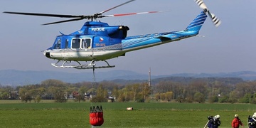 Velký požár na Klatovsku, již zasahuje 13 jednotek a dokonce hasí i vrtulník