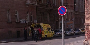 Zfetovaný muž napadl svého otce a pak i přivolané policisty
