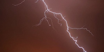 Úder blesku vyřadil tramvaje a trolejbusy v celé Plzni