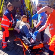 Jeden opilý skončil v nemocnici, druhý na policejní stanici