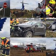 Vážná dopravní nehoda, vozidlo vyletělo z vozovky, prorazilo informační tabuli a nakonec se převrátilo