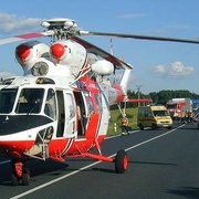Nehoda – zraněného motorkáře transportuje vrtulník na Emergency
