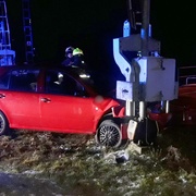 Řidič nepřizpůsobil rychlost a skončil v závorách