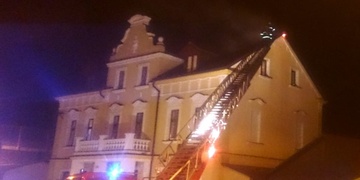 Hasiči ve Stříbře bojovali s požárem na snad nejhorším místě budovy