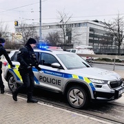 Cestující přímo v tramvaji manipuloval se zbraní