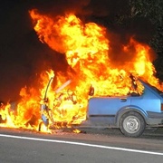 Auto po dopravní nehodě vzplálo