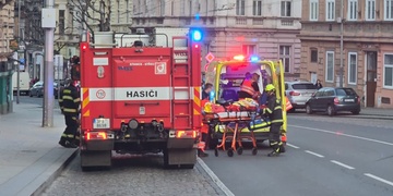 Mladá žena vypadla z okna ve třetím patře