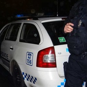 Zfetovaná žena vyrazila do ulic s malým dítětem v náručí