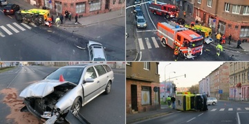 Sanitka vezoucí dítě do nemocnice se po střetu s jiným vozem převrátila