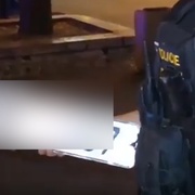 Policisté zabavili neplatiči značky, vyřešit to přijel jeho kamarád, ale tomu je sebrali také