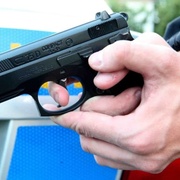 Muž se pokusil policistovi vzít zbraň