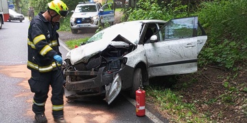 Mladý řidič skončil s autem v příkopu