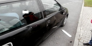 Opilý mladík začal demolovat auto