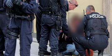 Další loupež v Plzni, tentokrát ve Hřbitovní ulici – pachatel je na svobodě