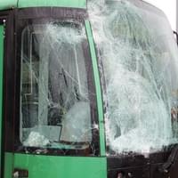 Náklaďák spatně odbočil a narazil do tramvaje