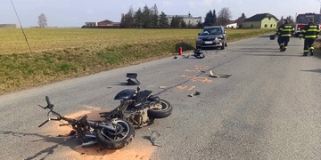 Čelní střet osobního vozu s motocyklem