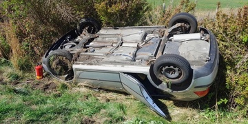 Další dnešní dopravní nehoda, tentokrát skončilo auto na střeše