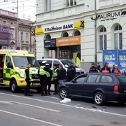 Ženu na Americké srazilo auto