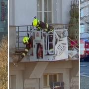 V centru Plzně zranila ženu padající omítka