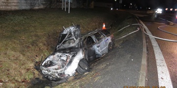 Přeletěl kruháč a z auta udělal pochodeň