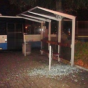 Pod vlivem drog si vztek vybíjel na skleněných plochách