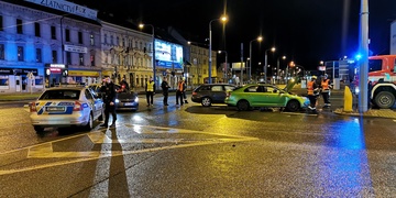 Střet tří vozů v centru Plzně