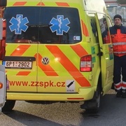 Nákladní vůz na přechodu pro chodce srazil dvě školačky