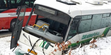 U Všerub havaroval autobus převážející děti z mateřské školky