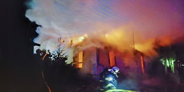 Ranní požár chaty zaměstnal pět jednotek hasičů