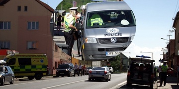 Dvanáctiletý chlapec vběhl přímo pod auto