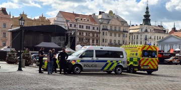 Vozidlo s plošinou na náměstí Republiky nacouvalo do dvou žen