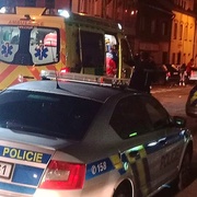 Dvojice opilých mužů napadla a zbila seniora