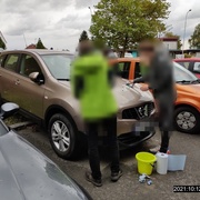 Mladí vandalové své dílo myli pod dohledem strážníků