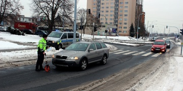 Holčička vběhla před auto na červenou
