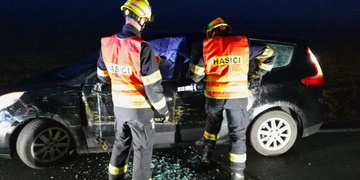 Nákladní vůz auto vytlačil do příkopu