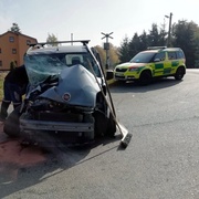 Vlak smetl auto z přejezdu