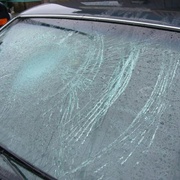 Neznámý pachatel v Blovicích zničil auto dlažební kostkou