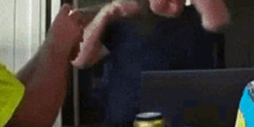 Mladíky oloupil přímo v bytě