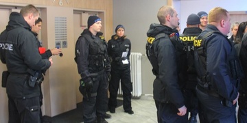 Policisté v továrně IAC hledali sedm osob v pátrání