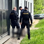 Muž se oběsil na okapu prodejny Albert