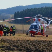 Vozidlo narazilo do stromu, na místě zůstali čtyři zranění