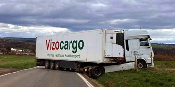 Řidič kamionu otáčení soupravy nezvládl