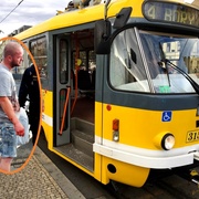 Posilněn třemi promile se popral s tramvají