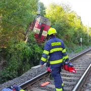 Lokomotiva skončila v křoví mimo koleje