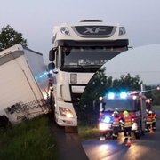Kamionu se utrhl návěs a sjel do příkopu