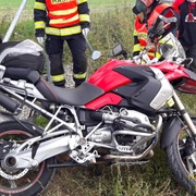 Motorkář jel na dálnici v protisměru a havaroval