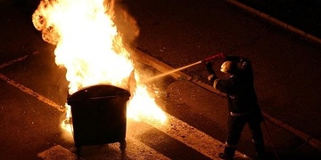 Zapálil sedm kontejnerů a auto v garáži