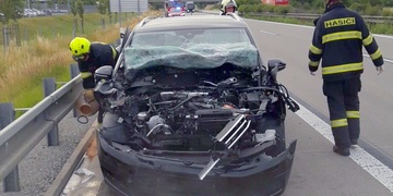 Osobní vůz narazil do kamionu